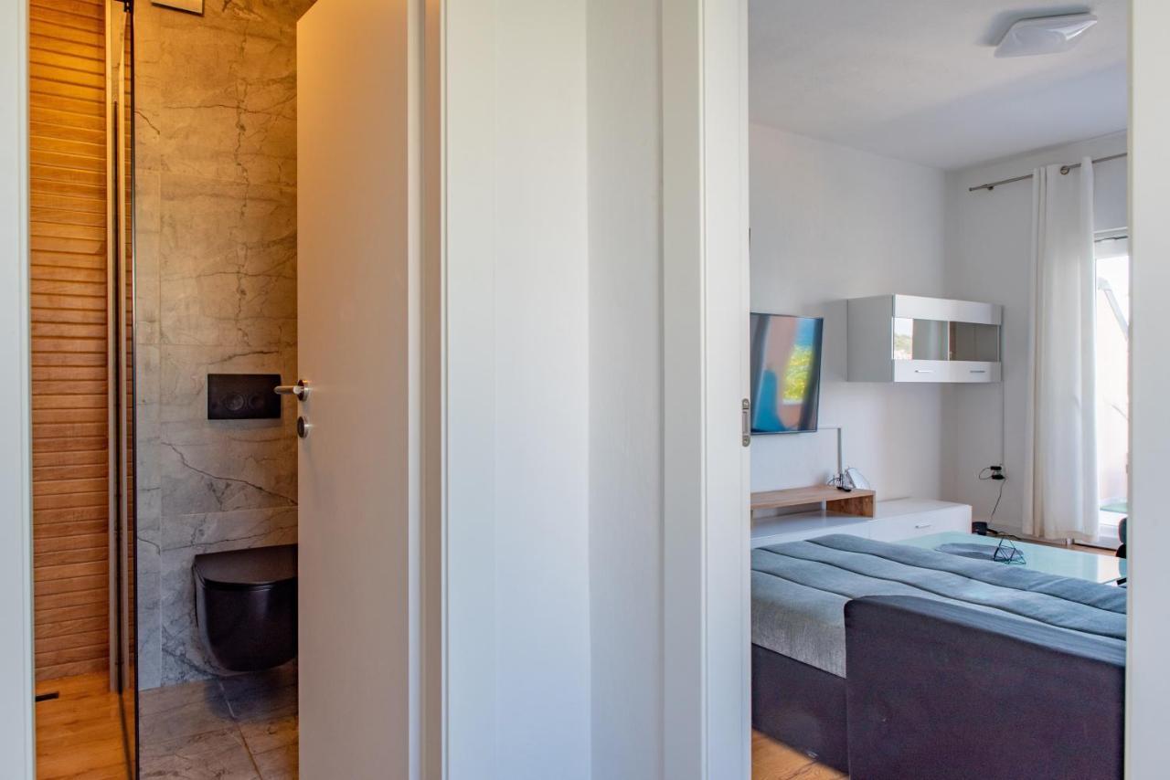 Beach Holiday Home With Private Jacuzzi & Parking Trogir Eksteriør bilde