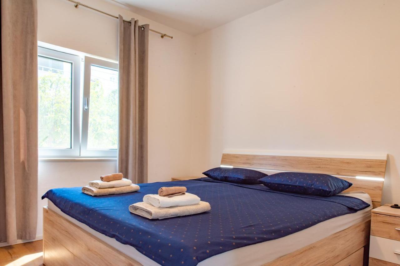 Beach Holiday Home With Private Jacuzzi & Parking Trogir Eksteriør bilde