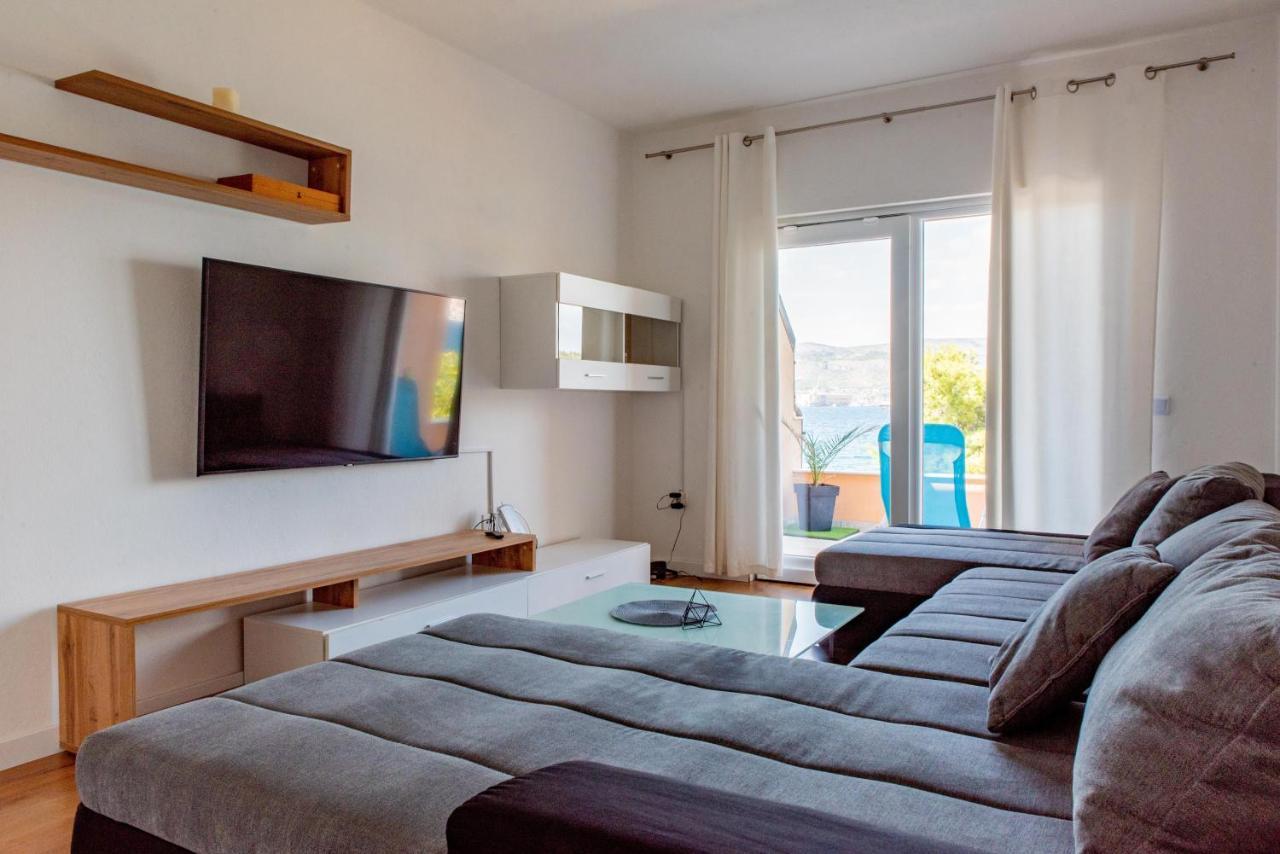 Beach Holiday Home With Private Jacuzzi & Parking Trogir Eksteriør bilde