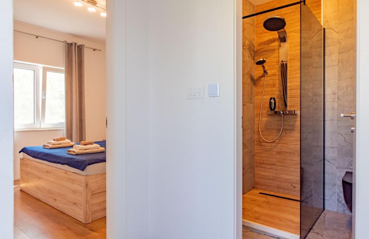 Beach Holiday Home With Private Jacuzzi & Parking Trogir Eksteriør bilde
