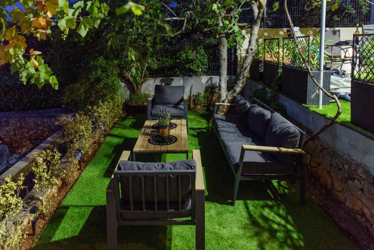 Beach Holiday Home With Private Jacuzzi & Parking Trogir Eksteriør bilde
