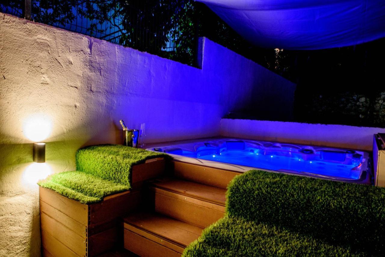 Beach Holiday Home With Private Jacuzzi & Parking Trogir Eksteriør bilde