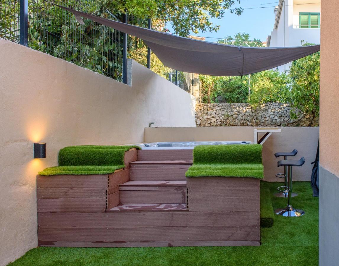 Beach Holiday Home With Private Jacuzzi & Parking Trogir Eksteriør bilde