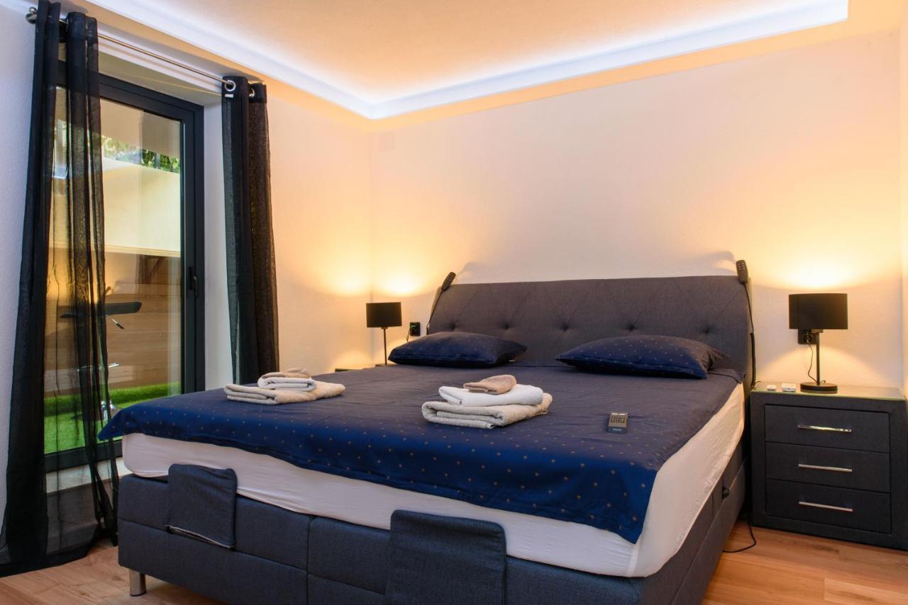 Beach Holiday Home With Private Jacuzzi & Parking Trogir Eksteriør bilde