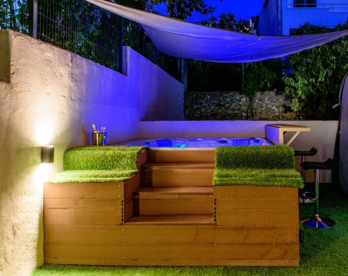 Beach Holiday Home With Private Jacuzzi & Parking Trogir Eksteriør bilde