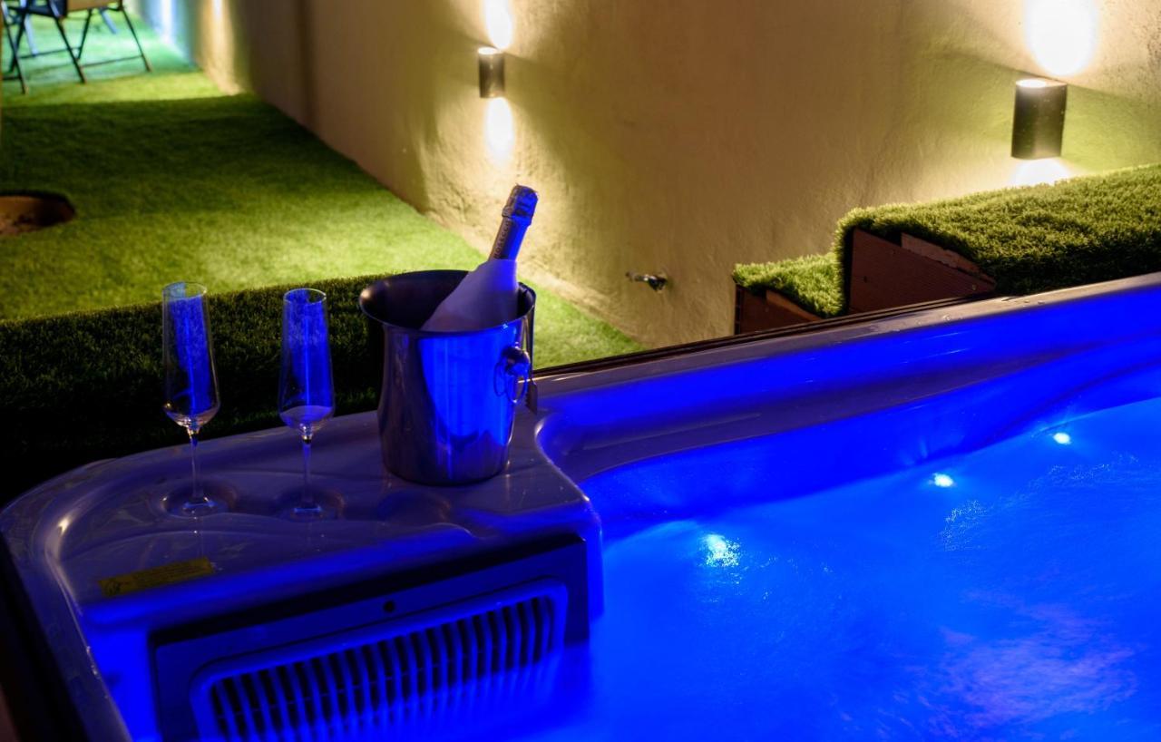 Beach Holiday Home With Private Jacuzzi & Parking Trogir Eksteriør bilde