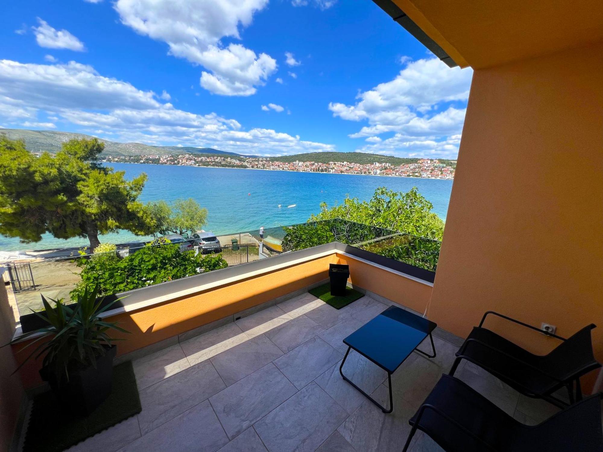 Beach Holiday Home With Private Jacuzzi & Parking Trogir Eksteriør bilde