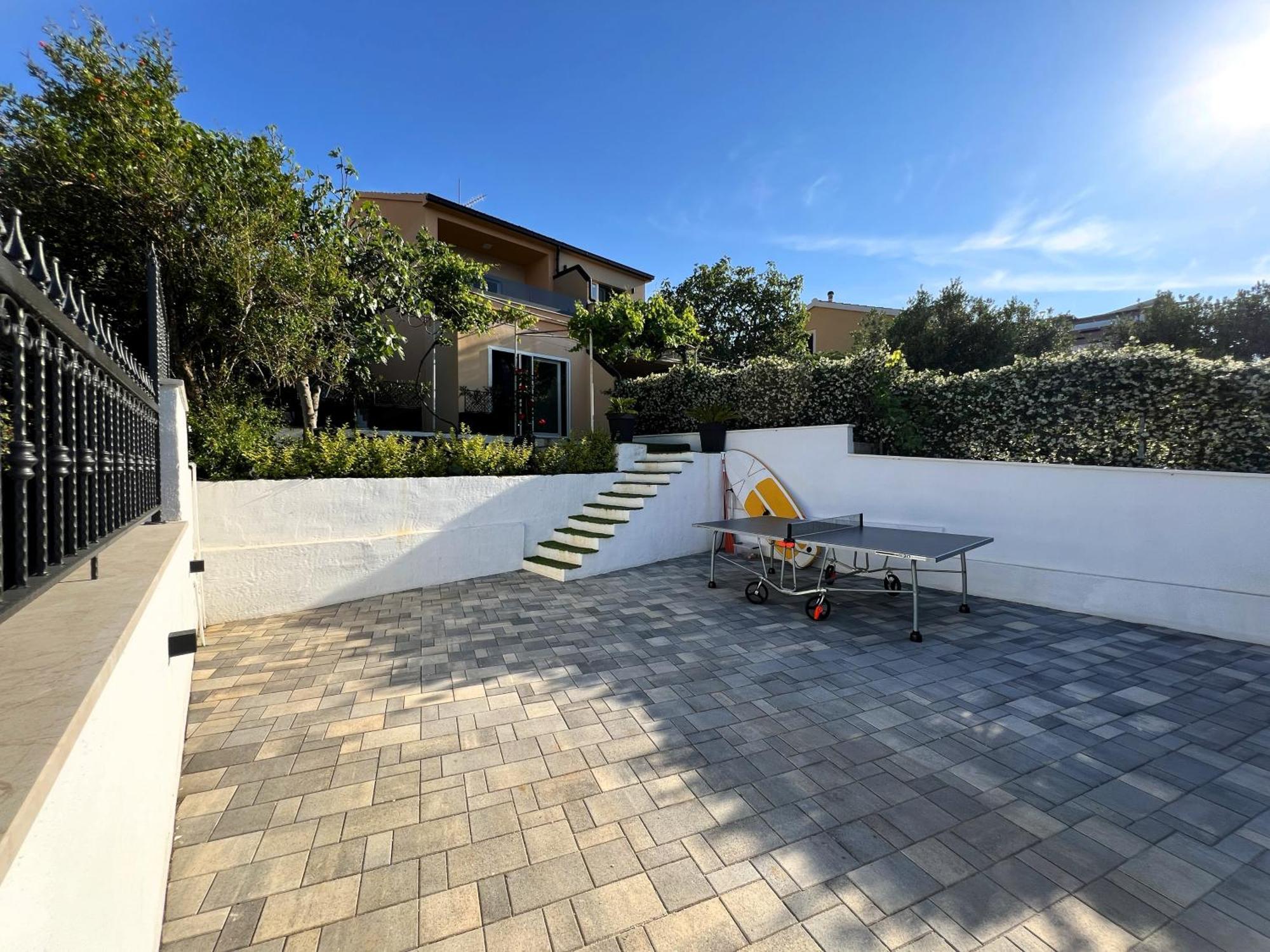 Beach Holiday Home With Private Jacuzzi & Parking Trogir Eksteriør bilde