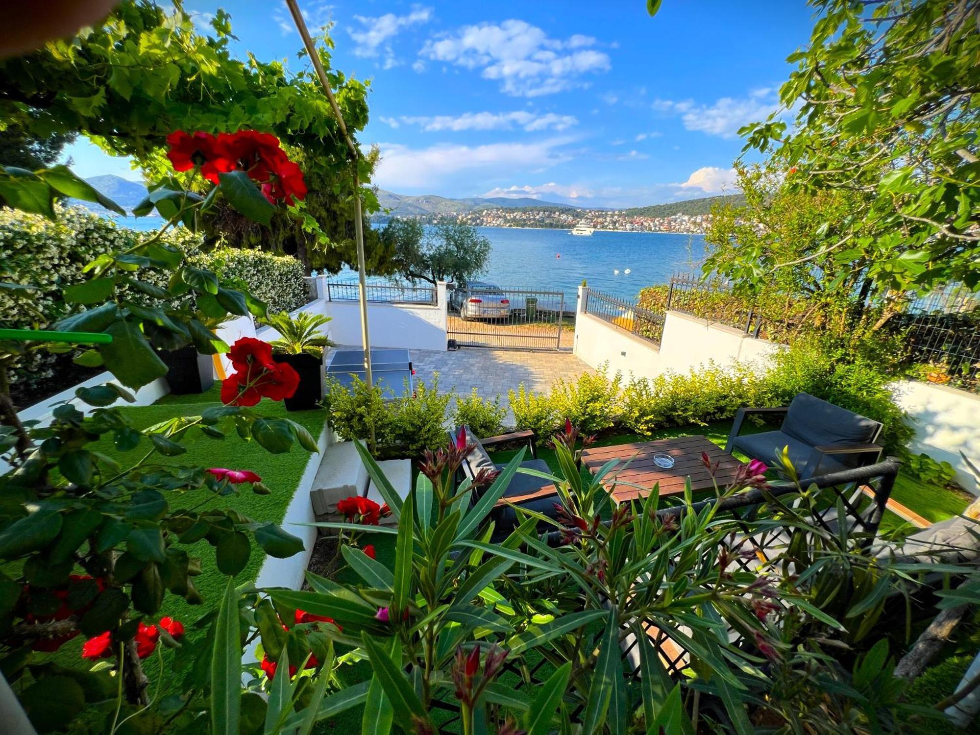 Beach Holiday Home With Private Jacuzzi & Parking Trogir Eksteriør bilde