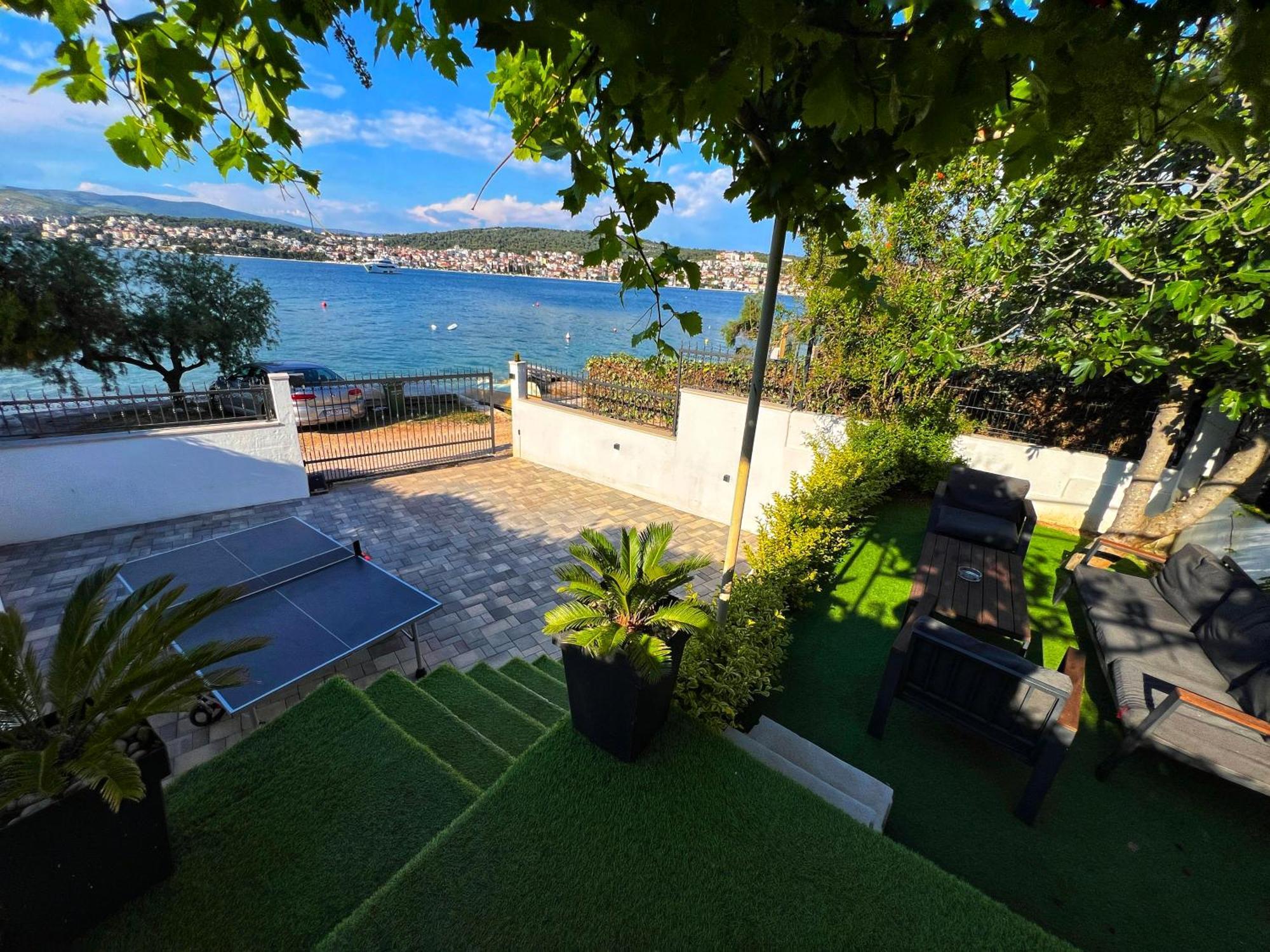 Beach Holiday Home With Private Jacuzzi & Parking Trogir Eksteriør bilde